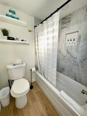 Dusj, hårføner og håndklær