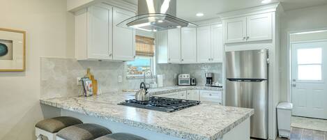 Frigorifero, microonde, forno, piano cottura