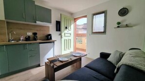 A compact living space with a kitchenette, a dining area, and a sofa. - PLEASANT LITTLE STUDIO IN SAINT-RAPHAËL  (Saint-Raphaël)