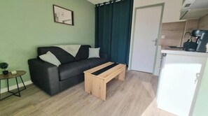 Smart TV - PLEASANT LITTLE STUDIO IN SAINT-RAPHAËL  (Saint-Raphaël)