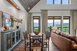 Een televisie en een open haard