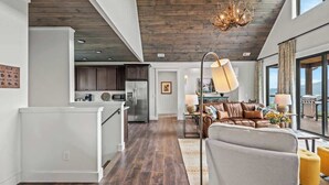 Ein modernes Interieur mit Küche, Essbereich und Wohnzimmer.