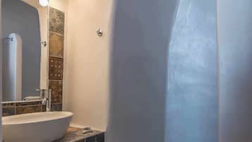 Gratis toiletartikelen, een haardroger, badjassen, pantoffels