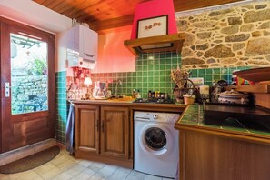 Refrigerador, microondas, cafetera y tetera y tostadora