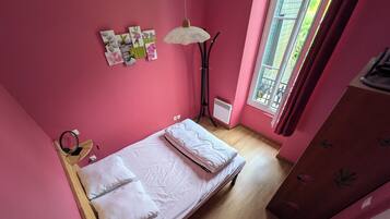 1 dormitori, planxa i posts de planxar i wifi