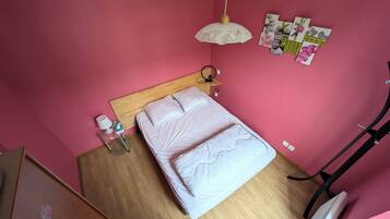 1 slaapkamer, een strijkplank/strijkijzer, wifi