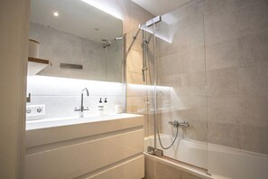 Haartrockner, Handtücher, Seife, Toilettenpapier