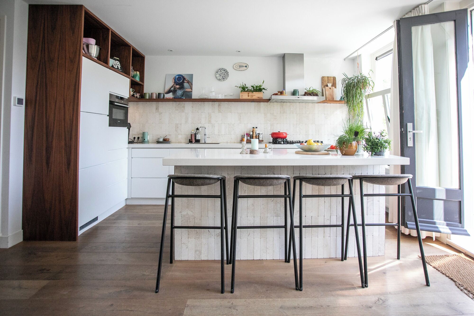 Een magnetron, een oven, een kookplaat, een vaatwasser