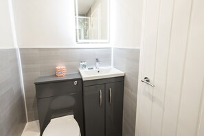 Shower, towels, shampoo - Host & Stay | Clifton Studio 1 (Darlington)
