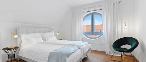 3 habitaciones, caja de seguridad en la habitación y escritorio