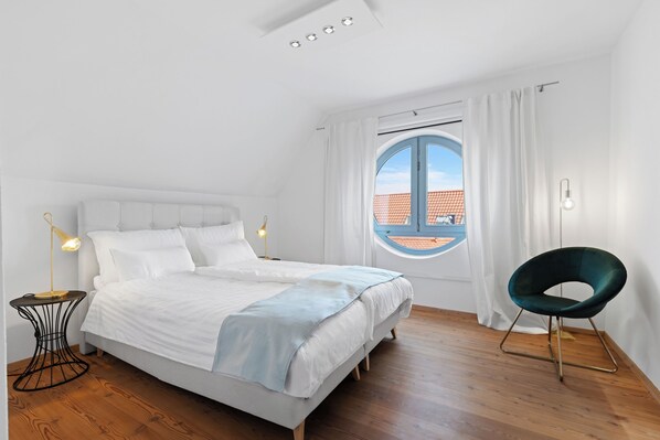 3 bedrooms, in-room safe, desk, iron/ironing board - HELLOFLATS: Luxury Penthouse / Balcony / Parking / Center / Therme / MUC Airport (Zentrum Erding)