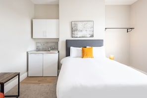 Escritorio, wifi y ropa de cama