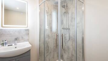 Shower, towels, shampoo