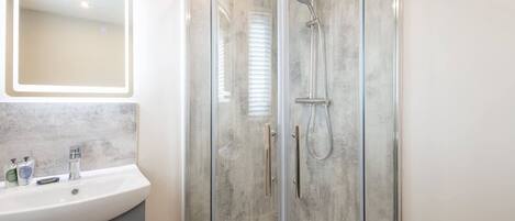 Shower, towels, shampoo