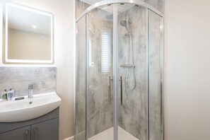 Shower, towels, shampoo