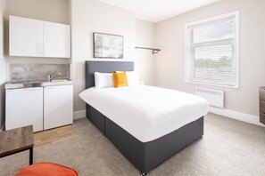Escritorio, wifi, ropa de cama