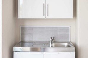 Réfrigérateur, micro-ondes, bouilloire électrique