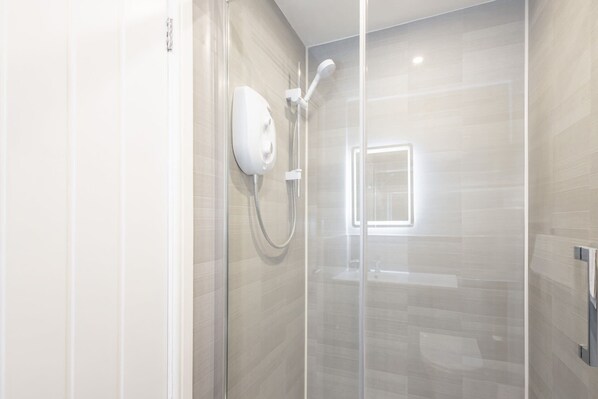 Shower, towels, shampoo
