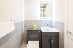 Douche, serviettes fournies, shampoing