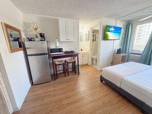 Een strijkplank/strijkijzer, gratis wifi, beddengoed