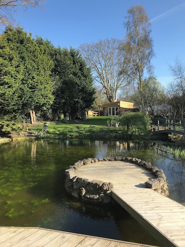 Cabin by the water, within a Spa Retreat in the beautiful village of Ickham.