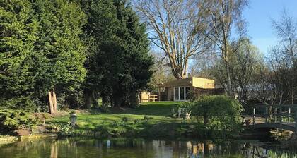 Cabin by the water, within a Spa Retreat in the beautiful village of Ickham.