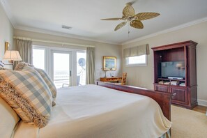 4 bedrooms, iron/ironing board, free WiFi, bed sheets