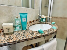 Habitación estándar con 1 cama doble o 2 individuales | Baño | Secador de pelo, bidé, toallas y jabón