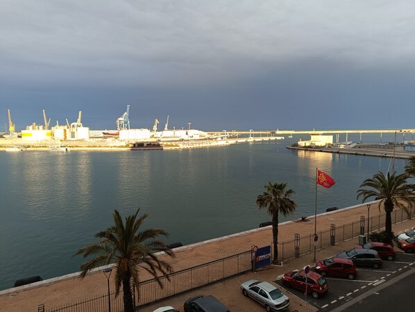 Parkeerplaatsen op het terrein