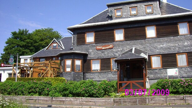 A two-story building with a sign reading "Haus Werraguppe". - Gästehaus mit Fewos, Apartments und Zimmern im Thüringer Wald - Familientreffen! (Siegmundsburg)