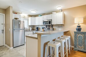 Interior - Breezy Carolina Beach Condo w/ Balcony & Pools! (Carolina Beach)