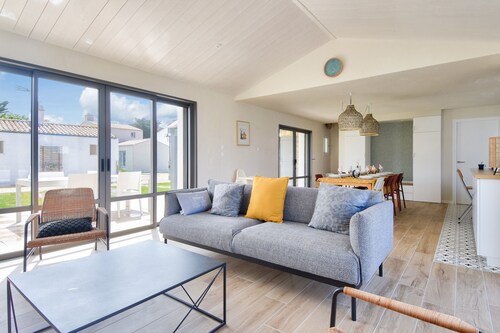 New house- 6 adults & 4 children - 350m beach