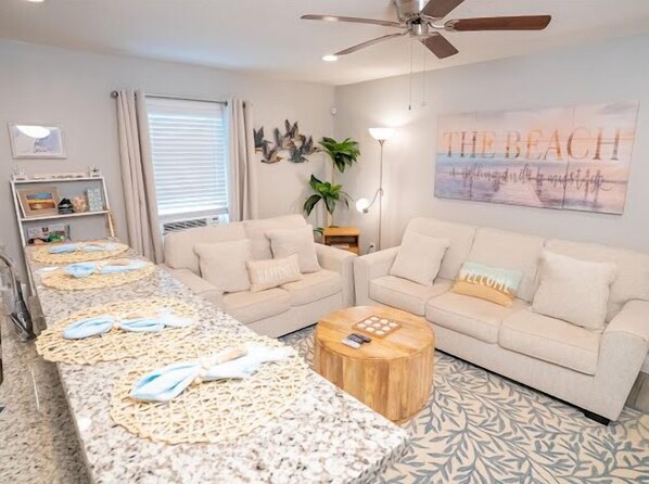 Smart TV, video games - Two blocks from the beach, hot tub, pool large backyard (Galveston)