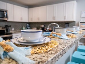 Fridge, microwave, oven, stovetop - Two blocks from the beach, hot tub, pool large backyard (Galveston)