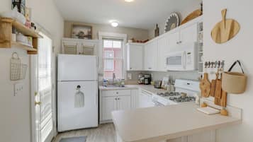 Microondas, horno, parrilla de estufa y cafetera y tetera