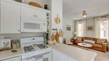 Microondas, horno, parrilla de estufa y cafetera y tetera