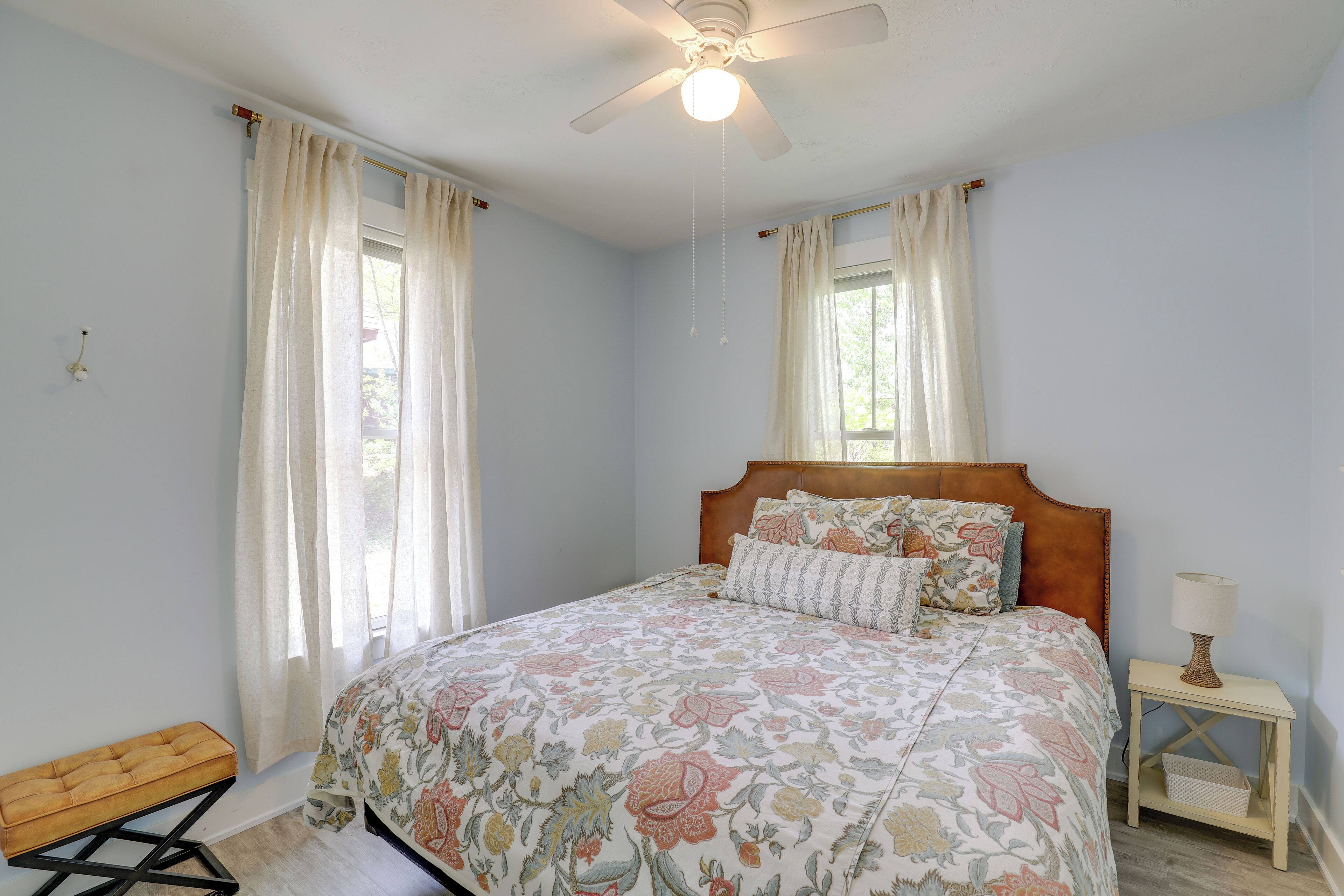 2 bedrooms, iron/ironing board, bed sheets