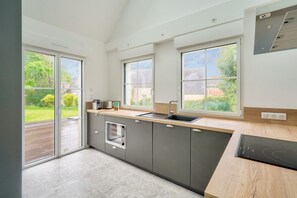 Kjøleskap, mikrobølgeovn, ovn og oppvaskmaskin