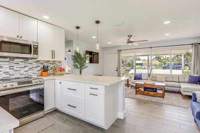 Lake Worth Retreat w/ Fire Pit: 5 Mi to Beaches!