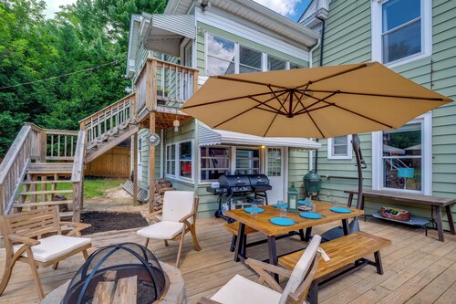 Walk to U of Lynchburg: Big Home w/ Yard & Hot Tub