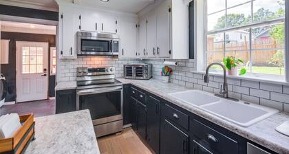 4 Mi to Liberty U: Huge Home w/ Yard & Hot Tub