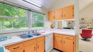 House (4 Bedrooms) | Private kitchen | Microwave, oven, stovetop, dishwasher