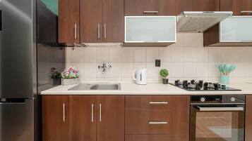 Frigorífico, microondas, horno y placa de cocina