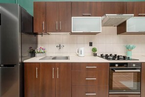 Réfrigérateur, micro-ondes, four, plaque de cuisson