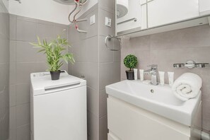 Shower, hair dryer, towels