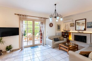 TV, fireplace, offices - Avia's Seaside Hideaway with Lush Garden (Avia)