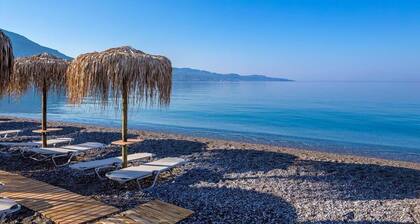 Avia's Seaside Hideaway with Lush Garden