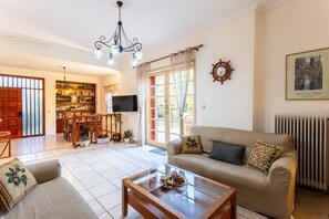 TV, fireplace, offices - Avia's Seaside Hideaway with Lush Garden (Avia)