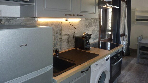 A compact kitchen with a built-in washing machine, a coffee maker, and a refrigerator. - 3rd floor, balcony, 40m², Les Orres (Les Orres)