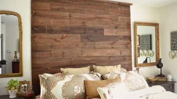 1 sovrum, strykjärn/strykbräda och sängkläder